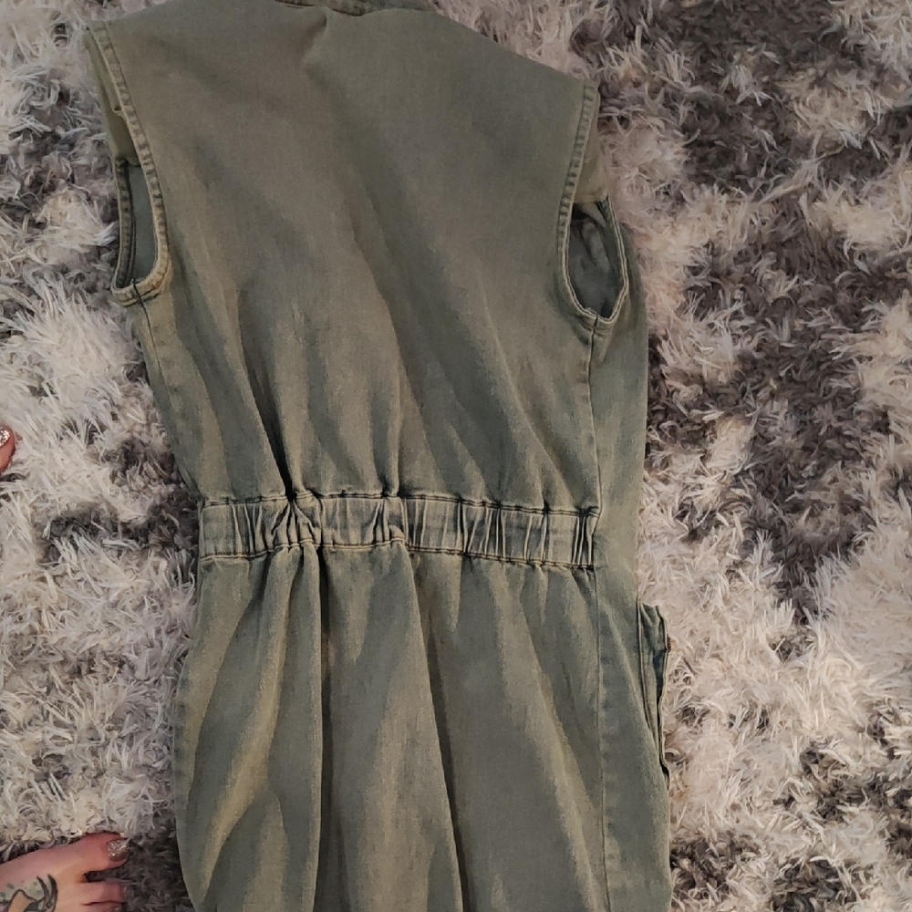 Green Utility Vest With Multiple Pockets - image 3